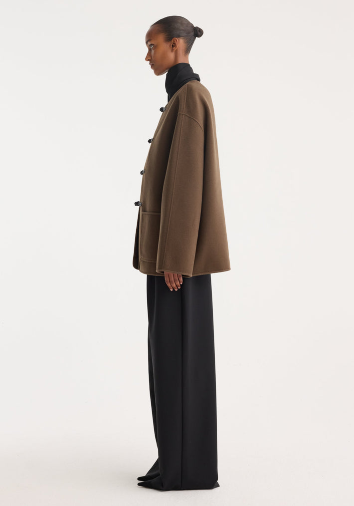 Mandarin double-faced wool jacket in taupe, with pankou closure and patch pockets, worn by a model in wide-leg trousers and pointed-toe shoes.