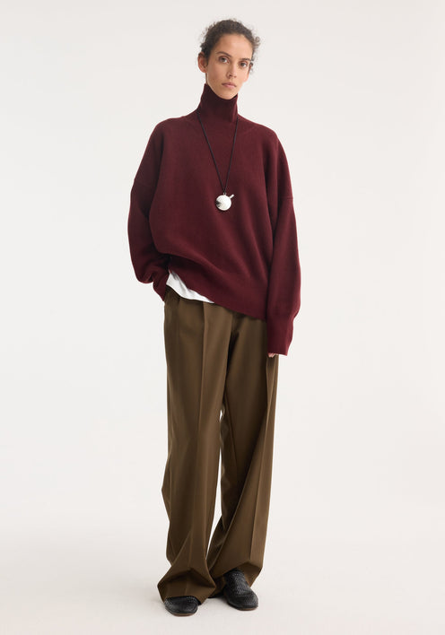 Classic turtleneck jumper | burgundy: A relaxed-fit, long-sleeved pullover with ribbed turtleneck, hem, and cuffs, featuring a dropped-shoulder design in superfine Italian wool.