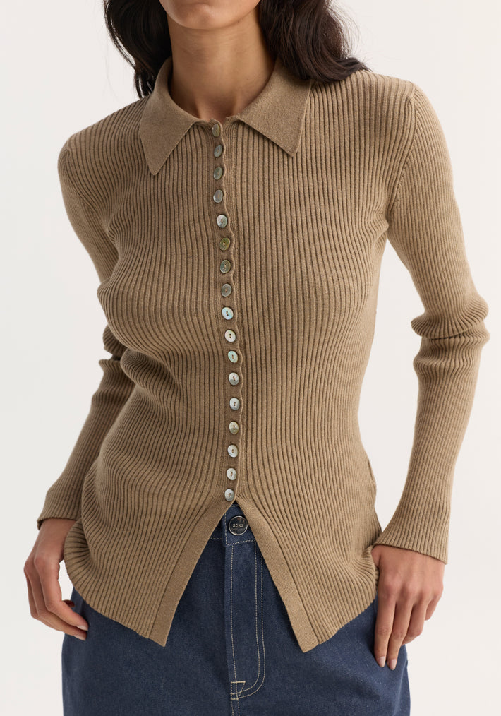 Elongated rib cardigan in taupe melange with a polo collar and shiny buttons, worn over dark-wash denim, showcasing its fitted silhouette and flared hem.