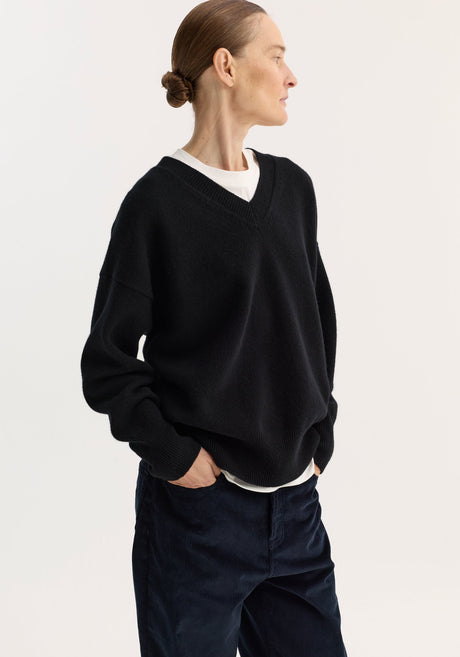 V-neck knitted jumper | black