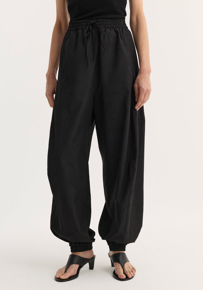 Balloon track pants | black