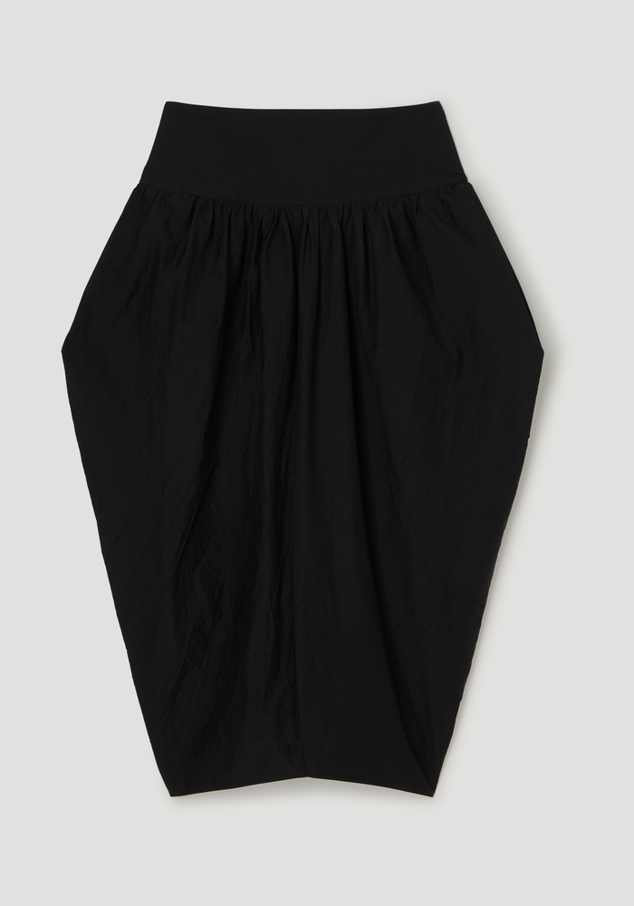 Sculptural volume skirt | black: High-waisted, balloon-like skirt with wide elastic waistband, voluminous silhouette, gathered design, and inward-tapered hem for a sculptural, architectural look.
