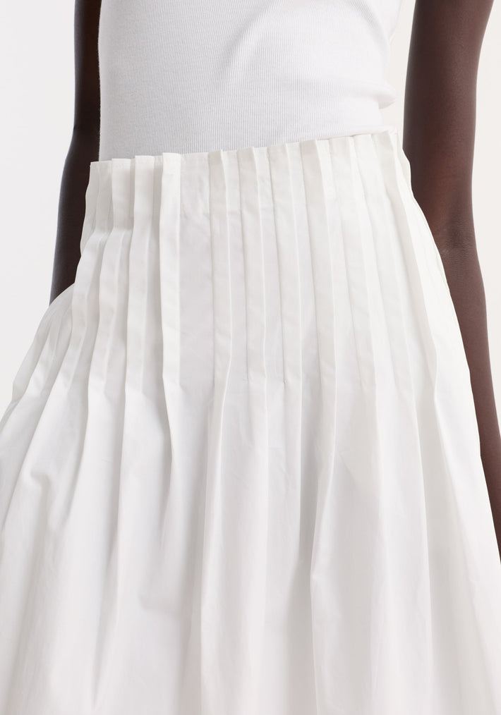 Pleated poplin maxi skirt in optic white, featuring a high-waisted, pleated design with a wide hem, crafted from 100% cotton, worn by a model.