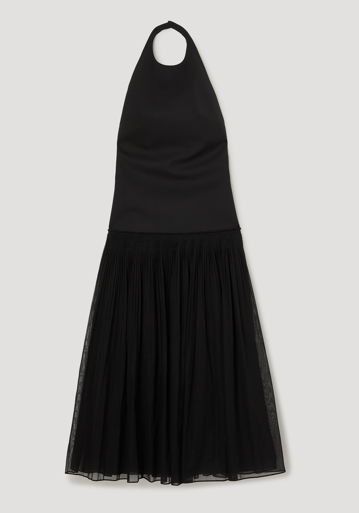 Pleated muslin halter dress | black: Black halter-neck dress with a fitted bodice and low back, transitioning into a full-length, pleated skirt for elegant fluidity.