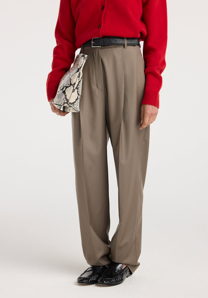 Daria - Single pleat tapered trousers | desert brown