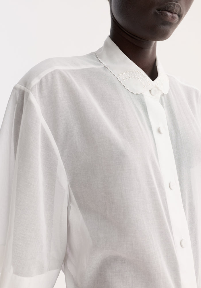 Embroidered muslin shirt in optic white with a Peter Pan collar, scalloped edges, short sleeves, and eyelet detailing, crafted from sheer 100% cotton.