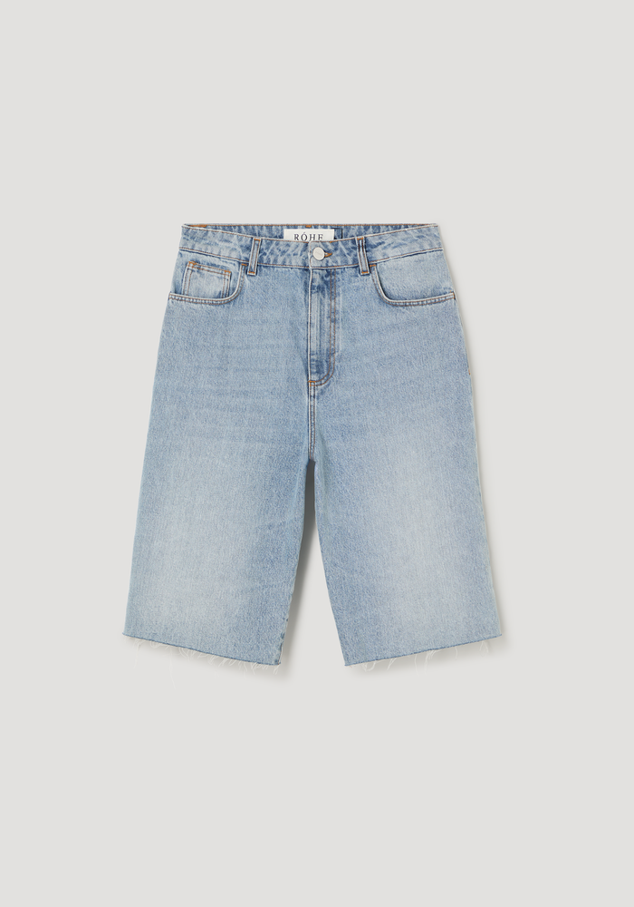 Baggy fit denim shorts in classic blue, Bermuda-length with raw hem, front pockets, belt loops, metal button, 100% cotton, showcasing a relaxed and timeless style.