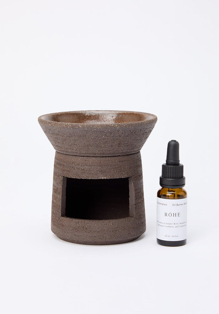 Ceramic Oil Burner | soil, a handmade, rough-textured two-piece diffuser with a 20 mL amber Róhe Diplomatico Burner Oil, designed for a woody-aromatic scent experience.