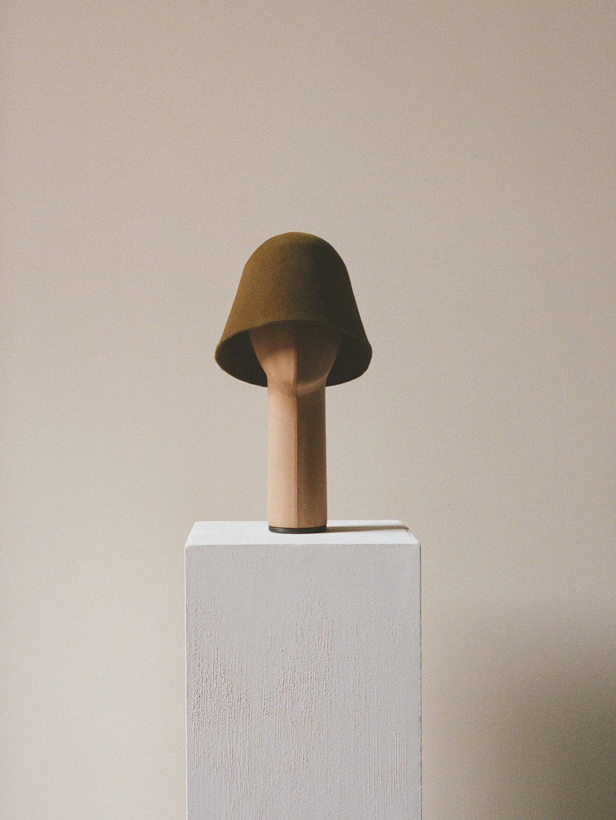 Velvet Hat, Suri | gold