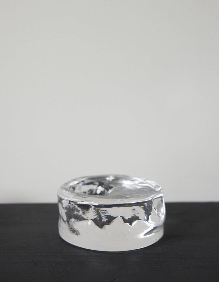 Presse-papier & holder | Glass: A single white egg stands on a transparent glass block, showcasing Szkło Studio's unique hand-blown craftsmanship and experimental design.