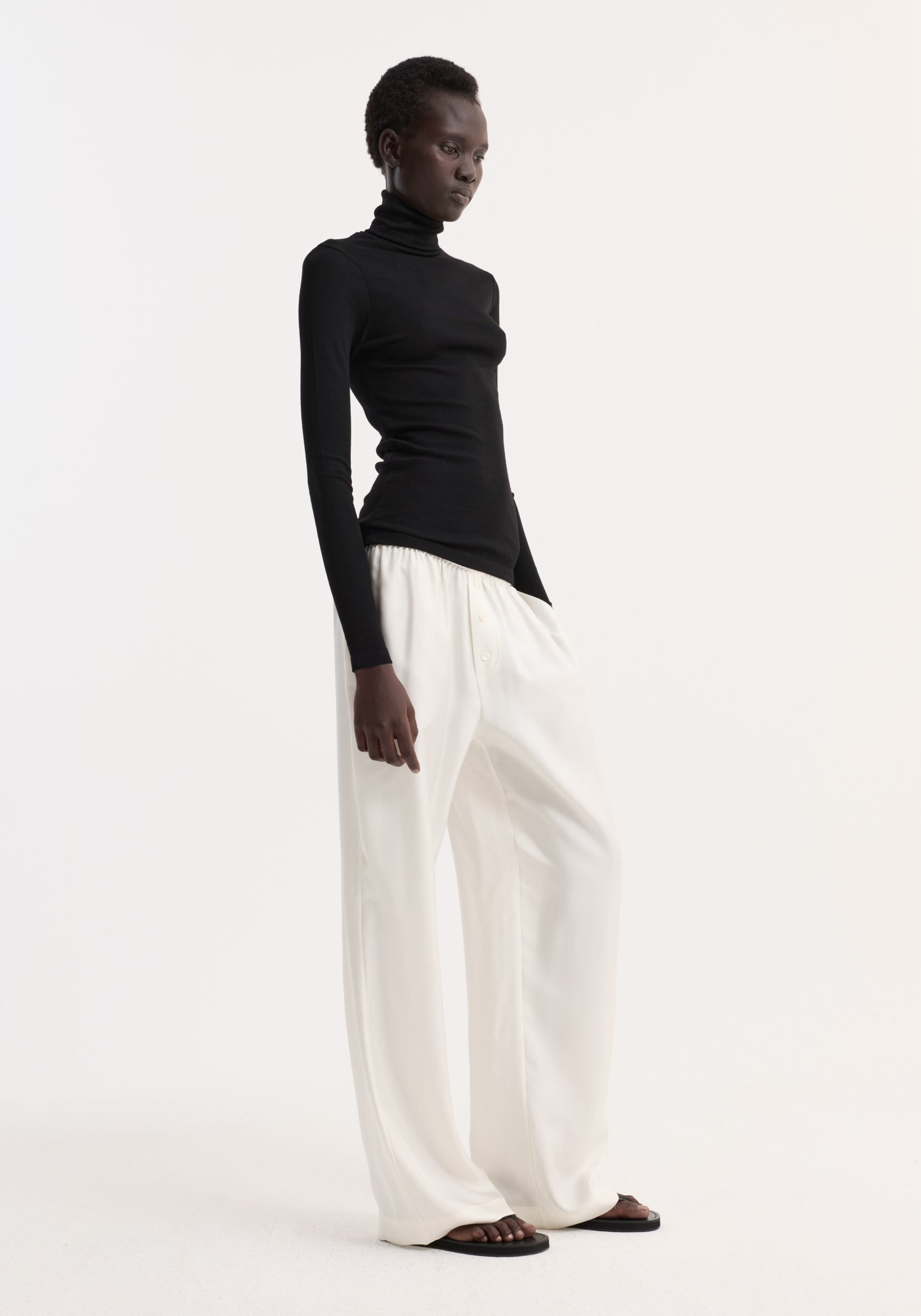 Fine merino turtleneck | black