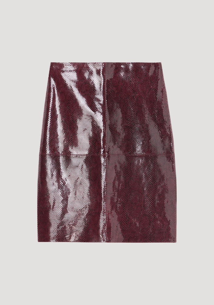 Burgundy Snake Leather Skirt: Mini-skirt in shiny burgundy, embossed with a small snakeskin texture, straight cut, above-knee, high-waist for a structured fit.