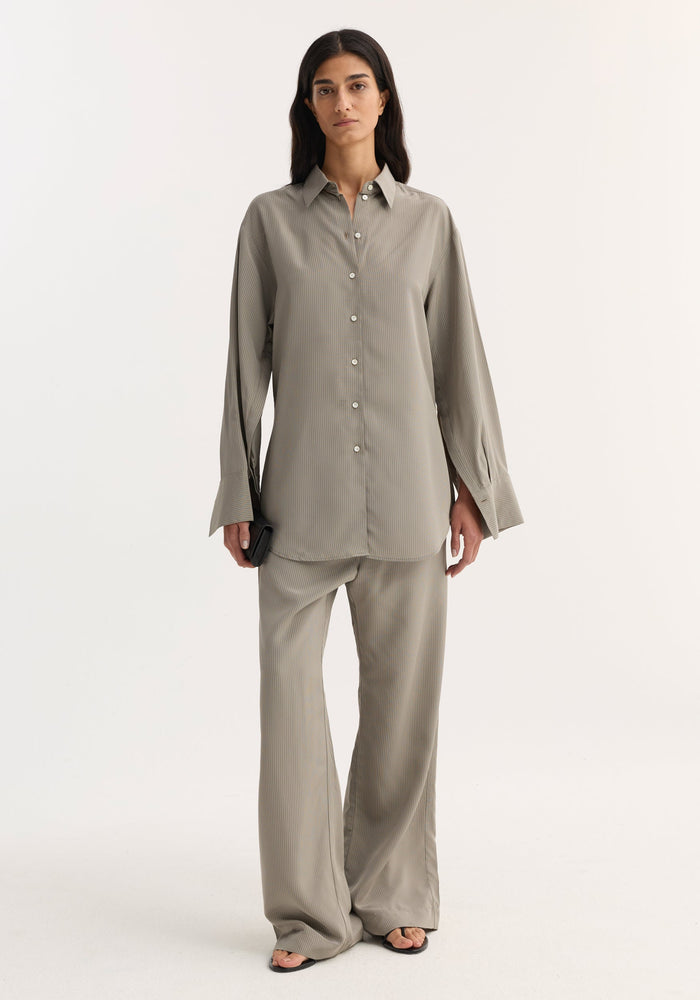 Relaxed shaped shirt | light grey stripe