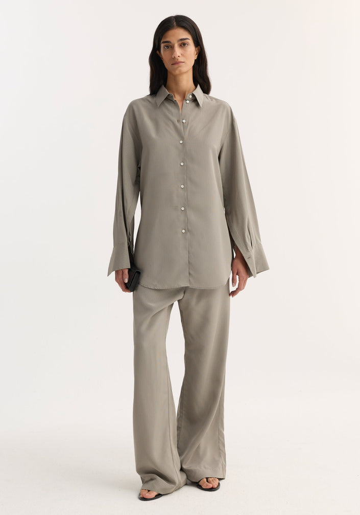 Relaxed shaped shirt | light grey stripe