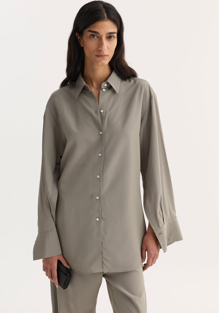 Relaxed shaped shirt | light grey stripe