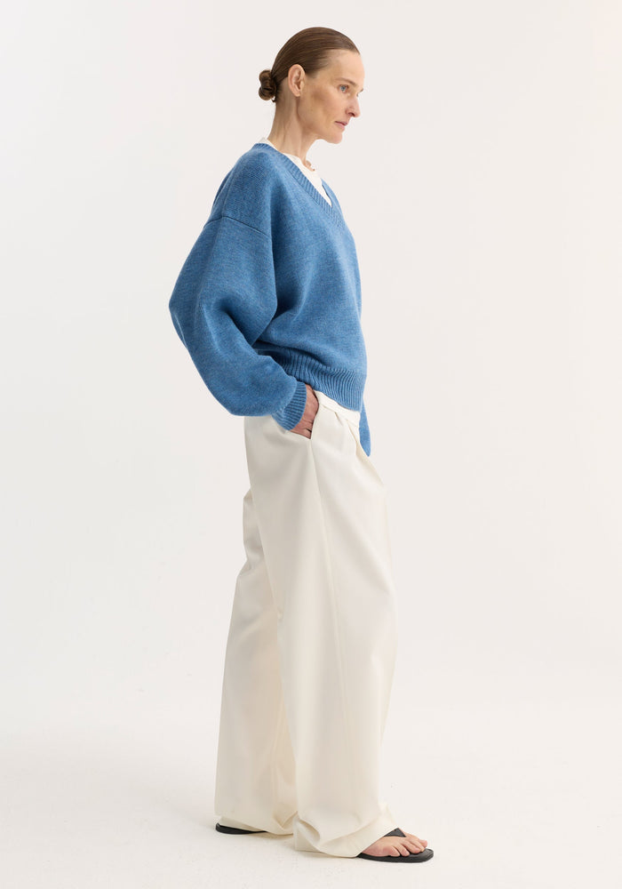 V-neck knitted jumper | denim blue melange