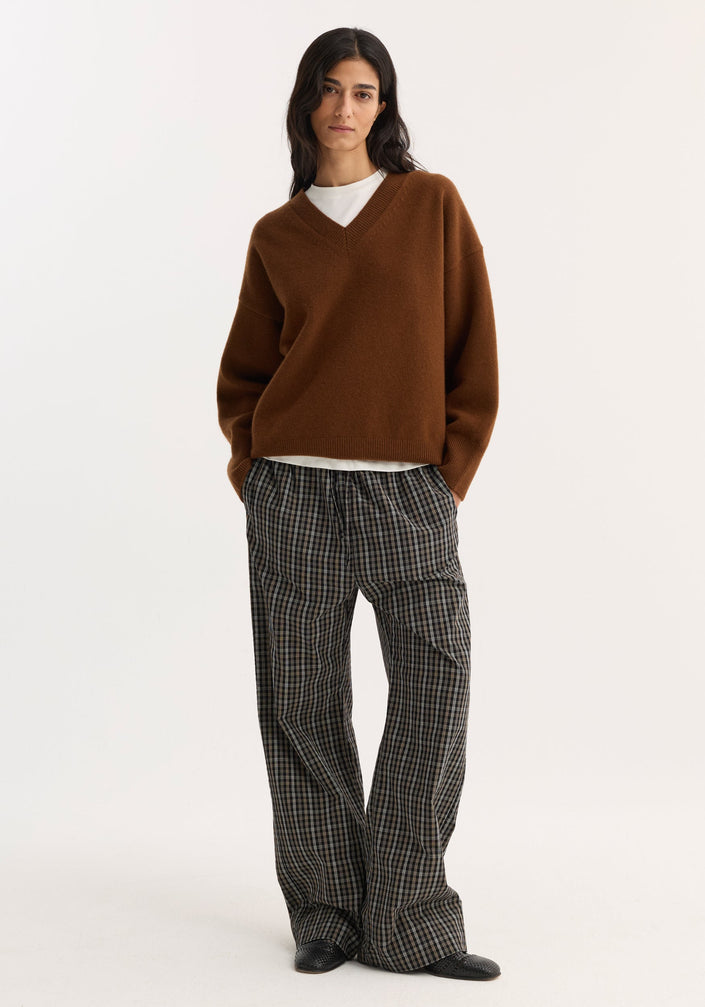 V-neck knitted jumper | rust