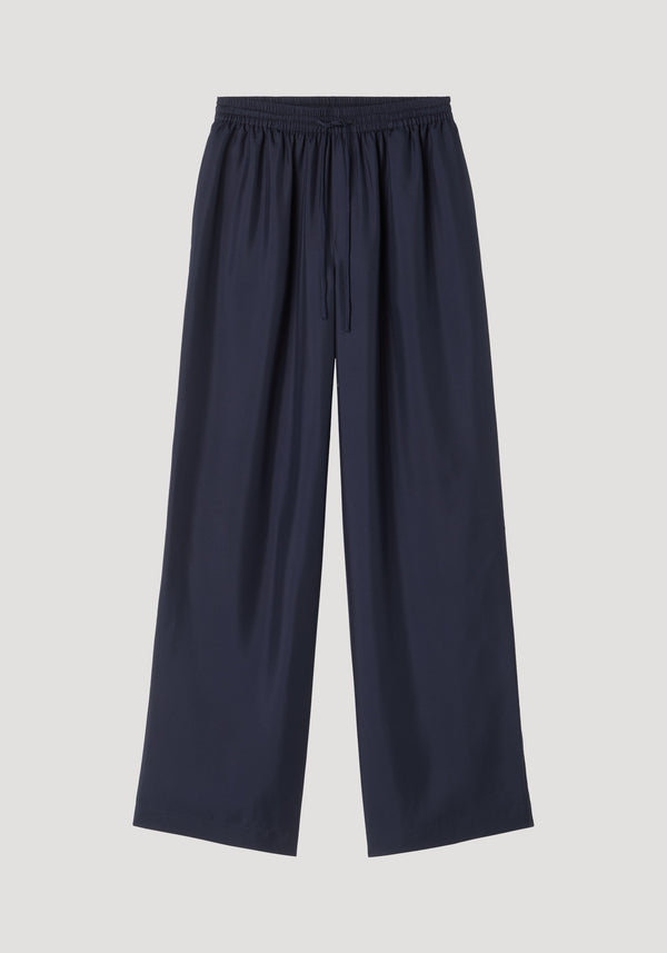 Wide leg silk trousers, night: relaxed-fit, pure silk twill pants featuring wide legs and elastic drawstring waistband, showcasing a fluid, comfortable drape.