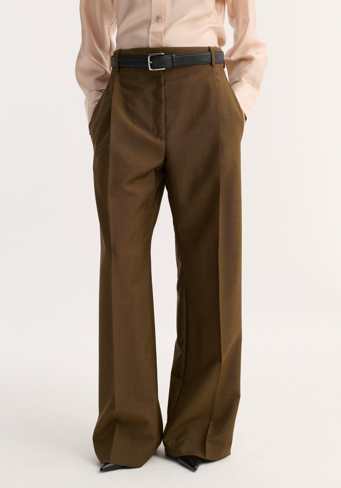 Relaxed straight leg trouser | golden brown