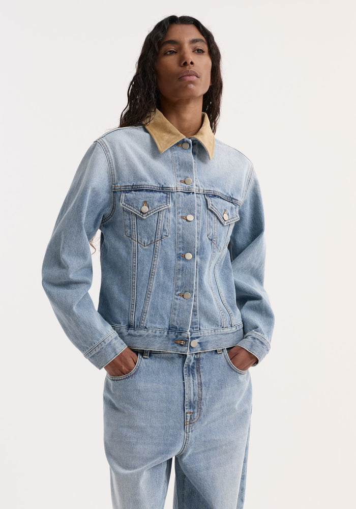 Suede collar fitted denim jacket in classic blue, featuring chest pockets and a contrasting suede collar, worn with matching jeans; model is 177cm, size 36.