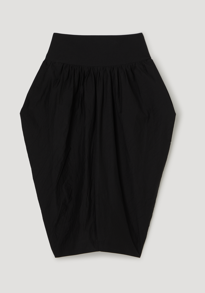Sculptural volume skirt | black: High-waisted, balloon-like skirt with wide elastic waistband, voluminous silhouette, gathered design, and inward-tapered hem for a sculptural, architectural look.