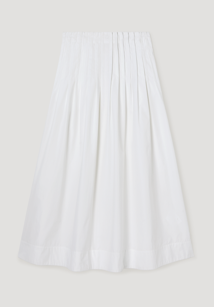 Pleated poplin maxi skirt in optic white, featuring a high-waist with narrow pleats, flaring into a full silhouette. Made from 100% cotton for a crisp look.