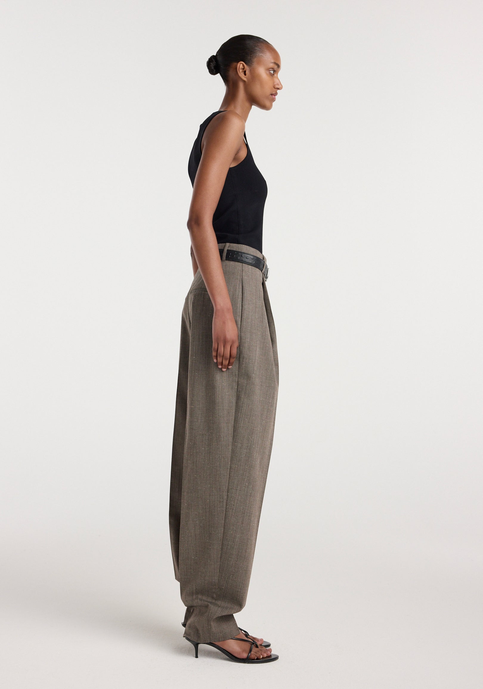 Daria - Single pleat tapered trousers | earth slub