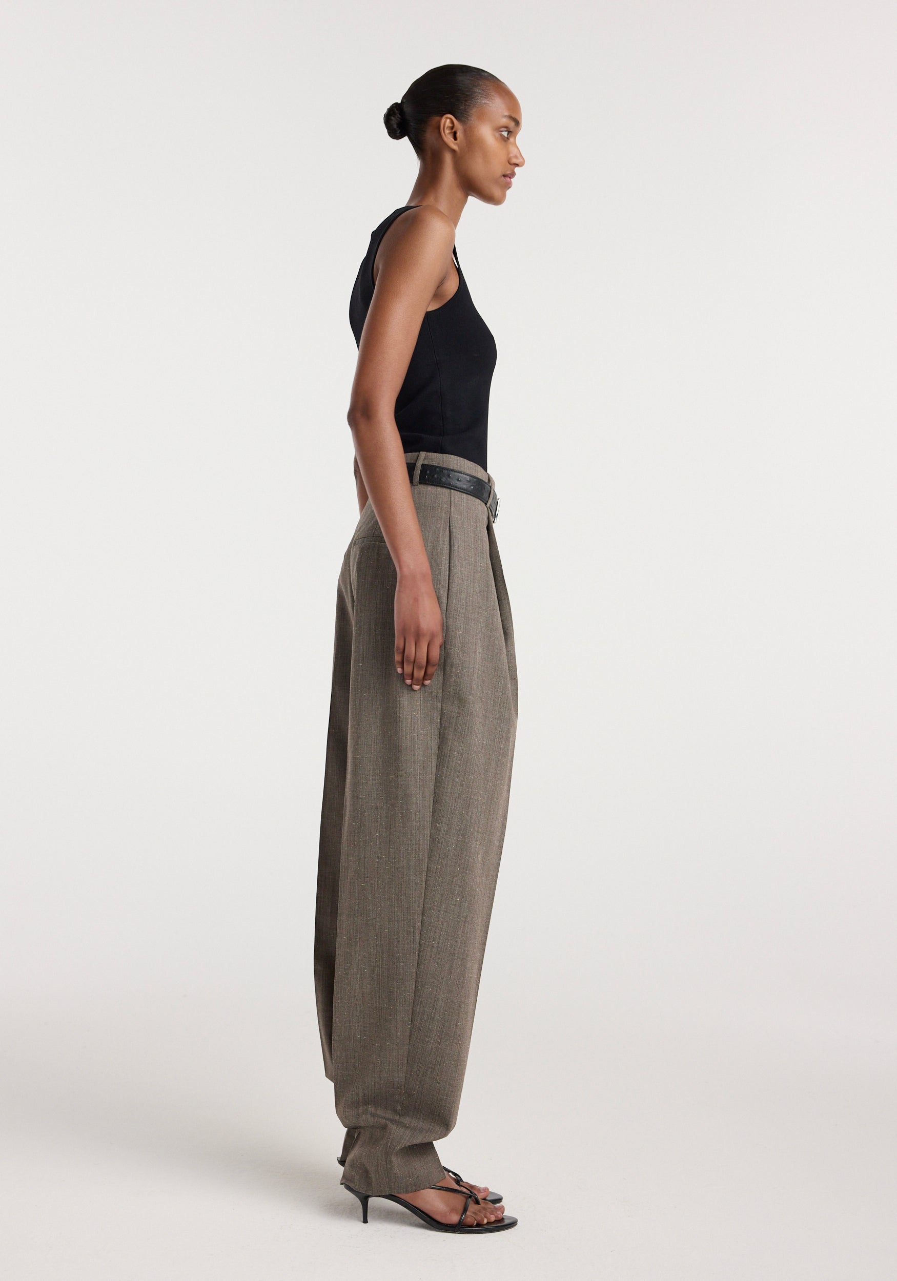 Daria - Single pleat tapered trousers | earth slub
