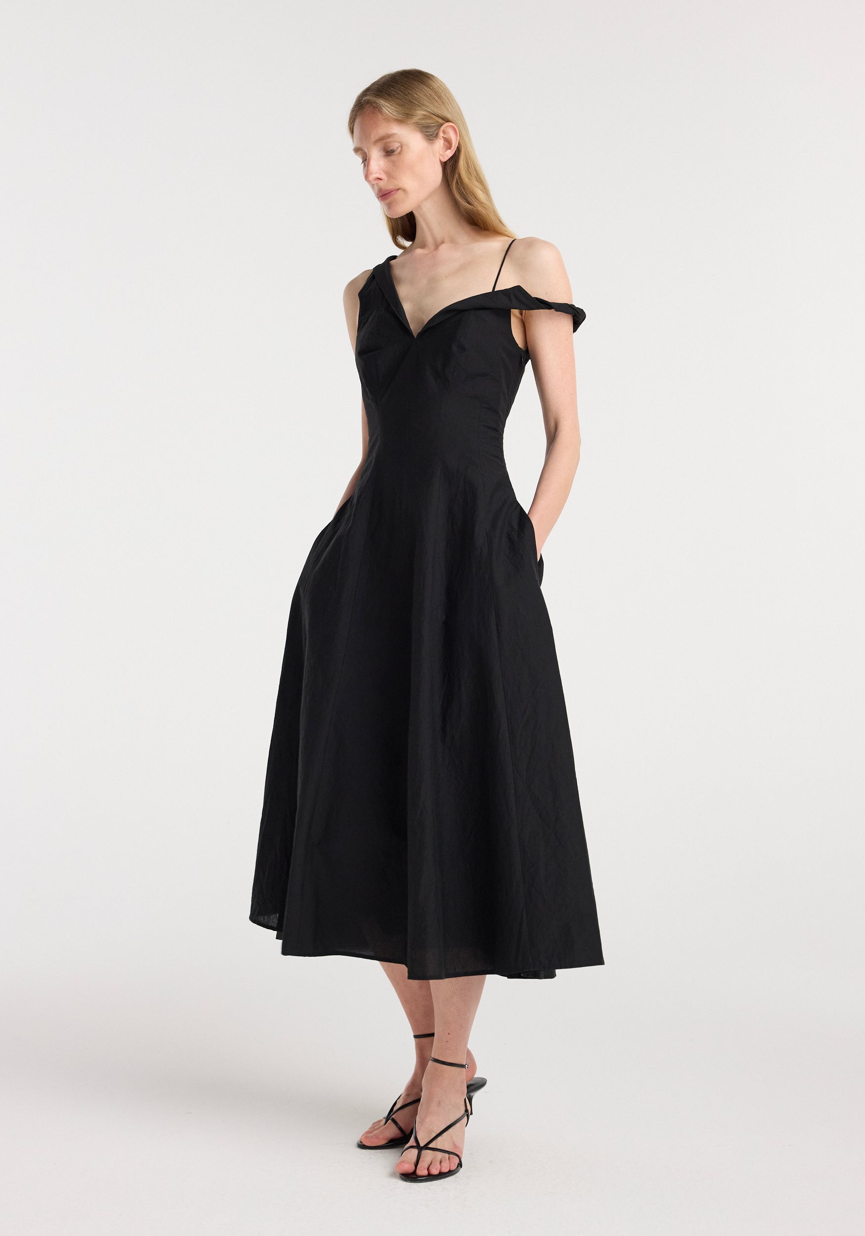 Twisted shoulder dress | black