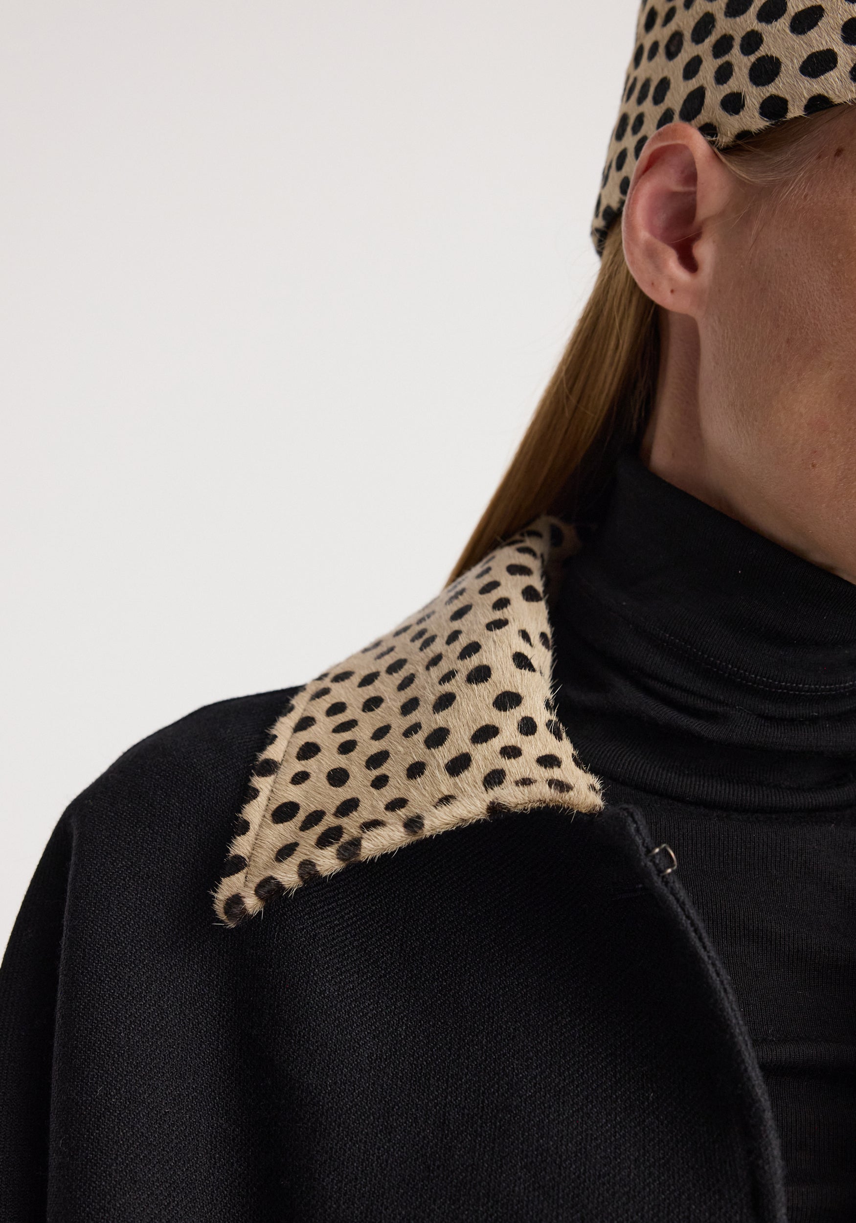 Cheetah collar wool coat | black shown in close-up with a black wool body and contrasting tan cheetah print collar