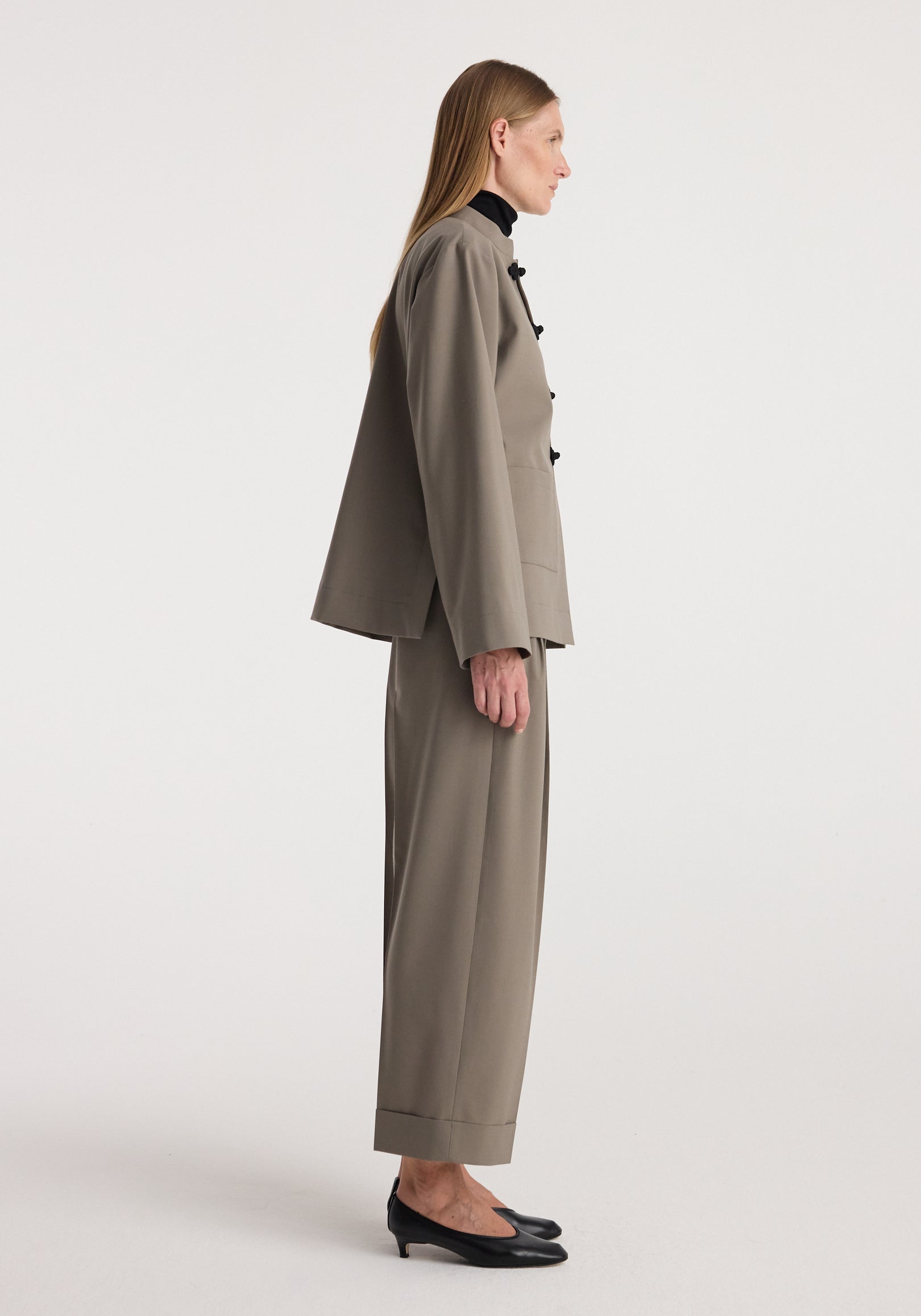 Pankou closure jacket | taupe shown in side profile on a model, featuring a relaxed silhouette, long sleeves, and traditional front closures over matching trousers