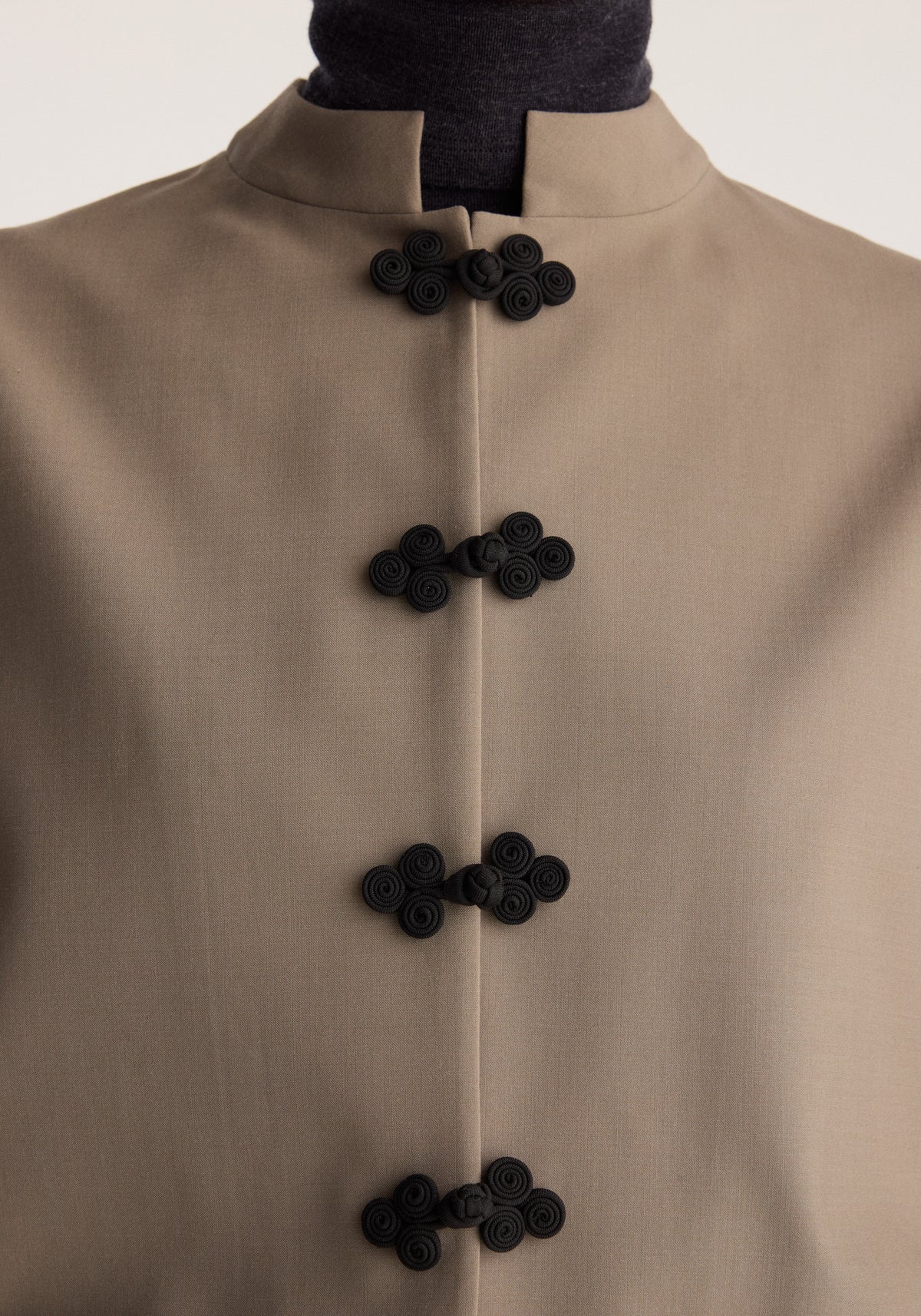 Pankou closure jacket | taupe with a high collar and four black ornamental closures on the front seam