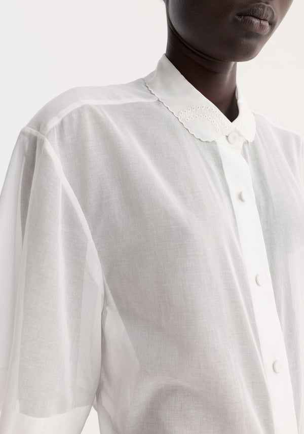 Embroidered muslin shirt in optic white with a Peter Pan collar, scalloped edges, short sleeves, and eyelet detailing, crafted from sheer 100% cotton.