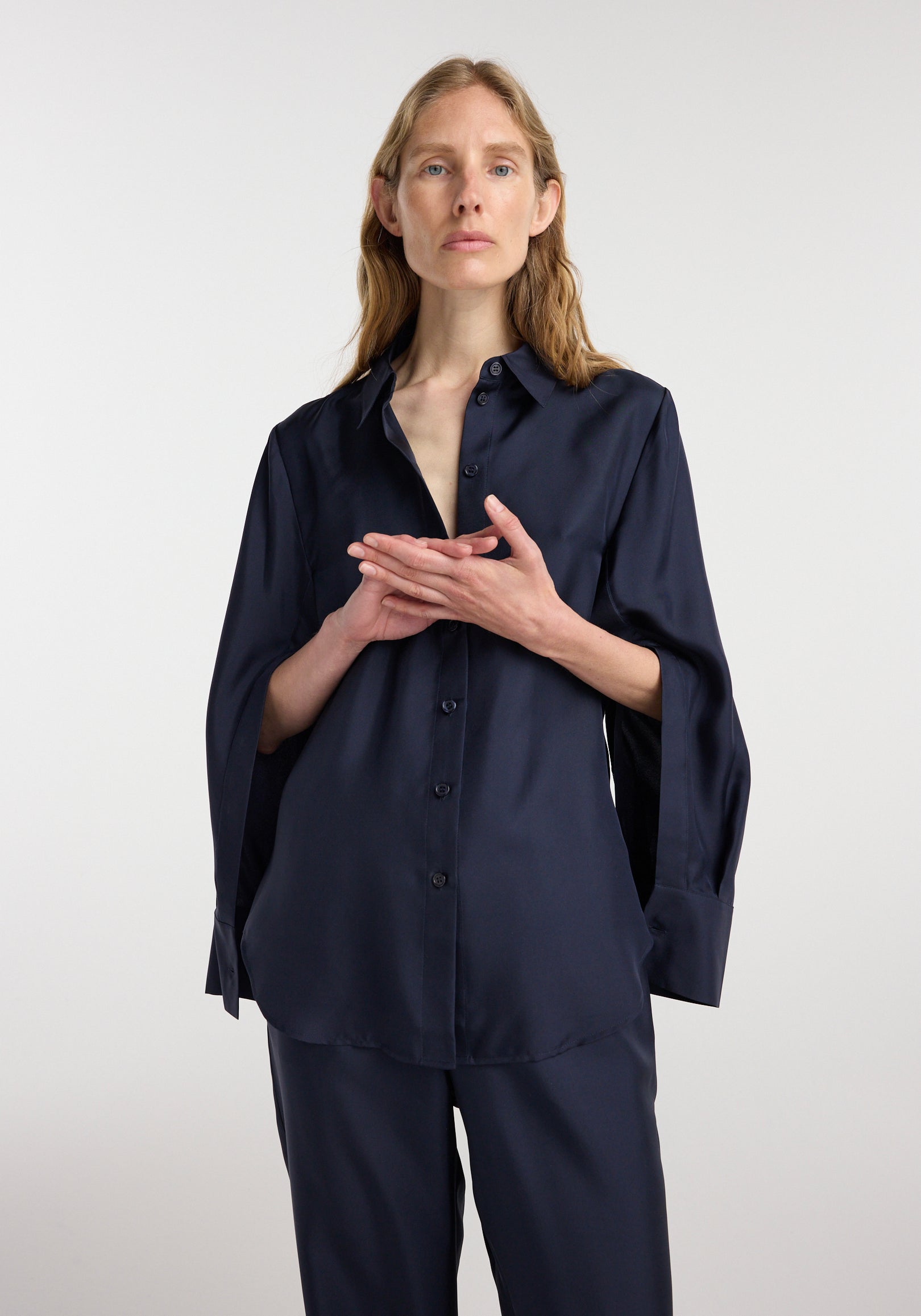 Silk open-sleeve detailed shirt | night