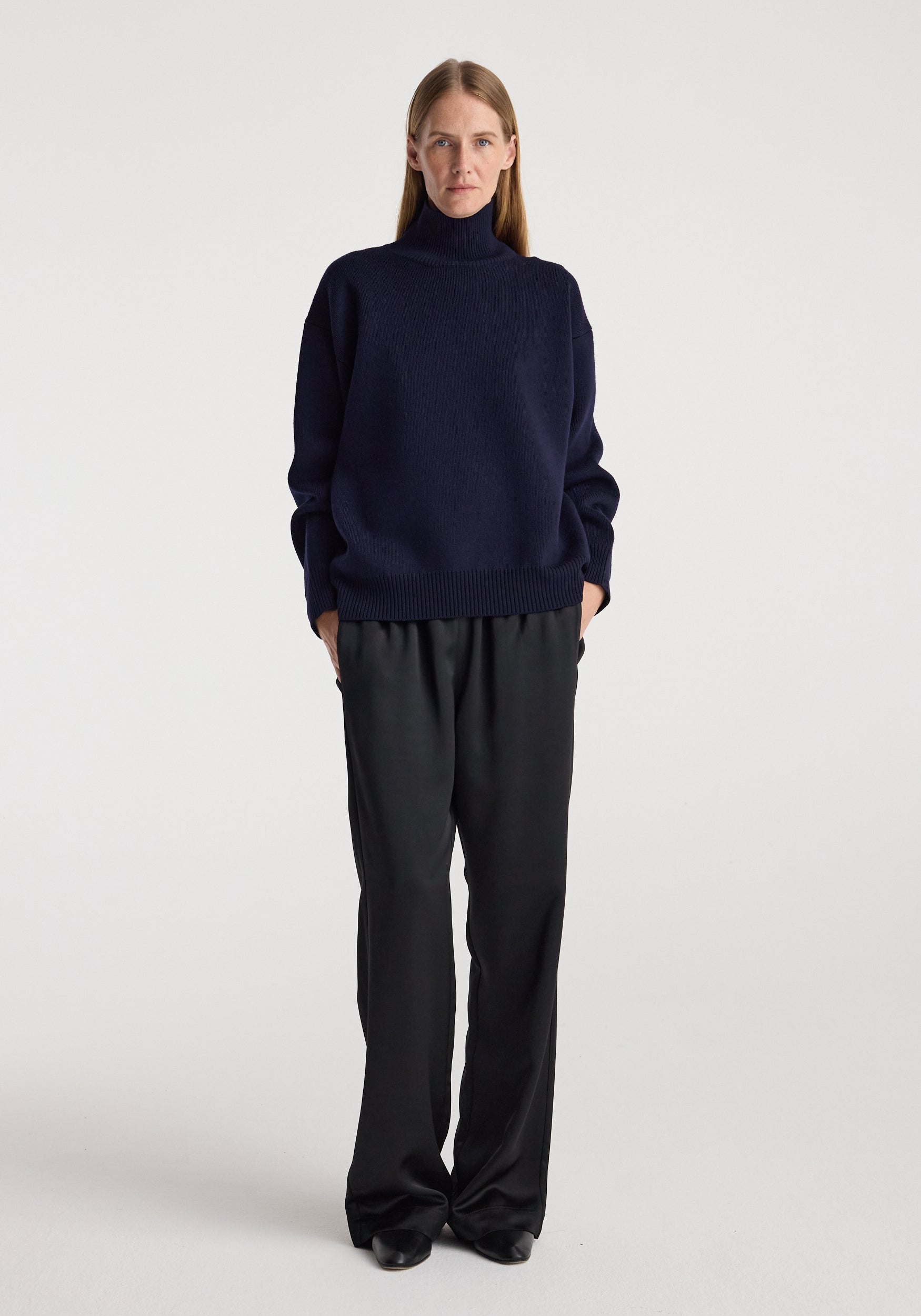 Sculptural compact turtleneck | navy