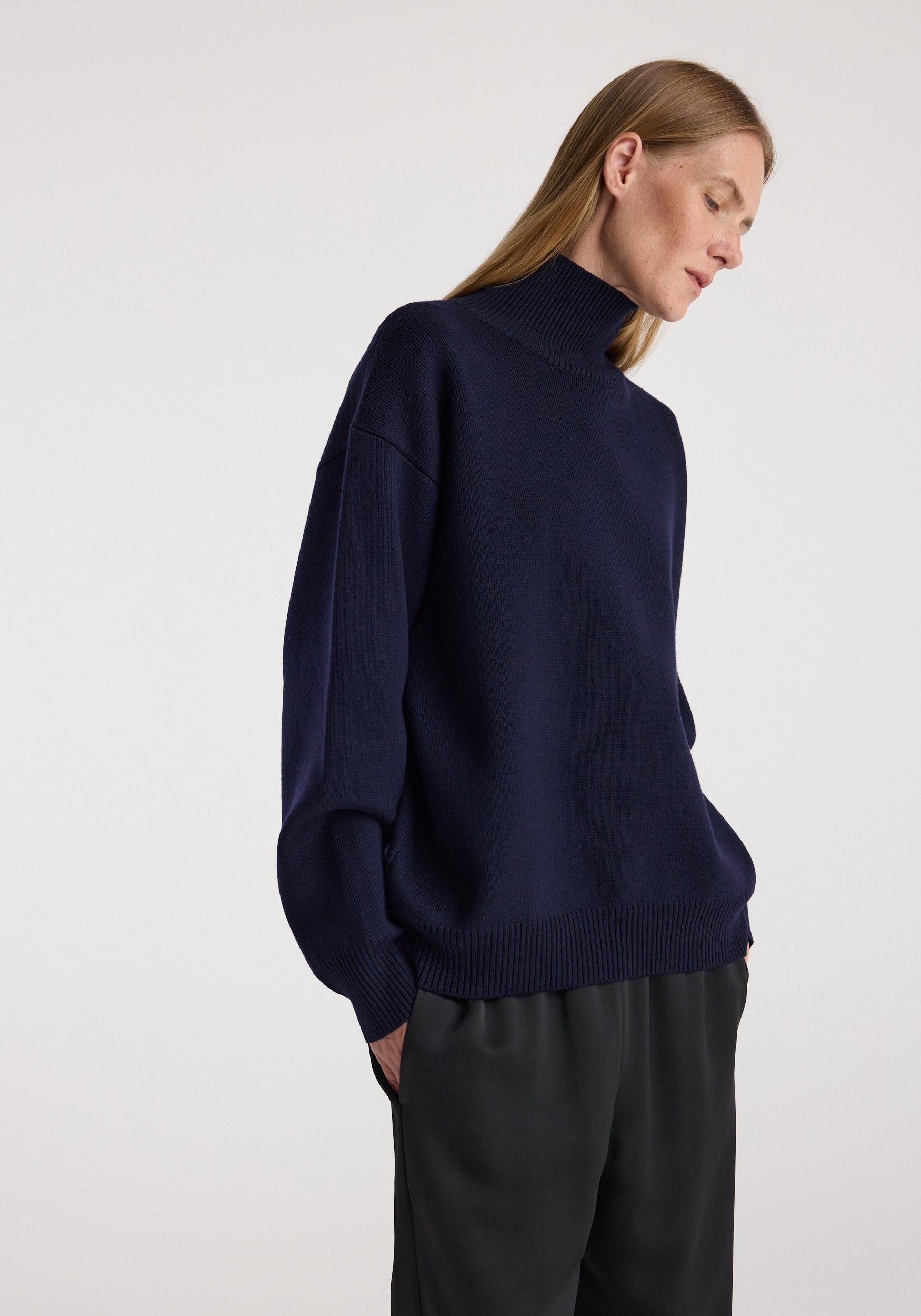 Sculptural compact turtleneck | navy