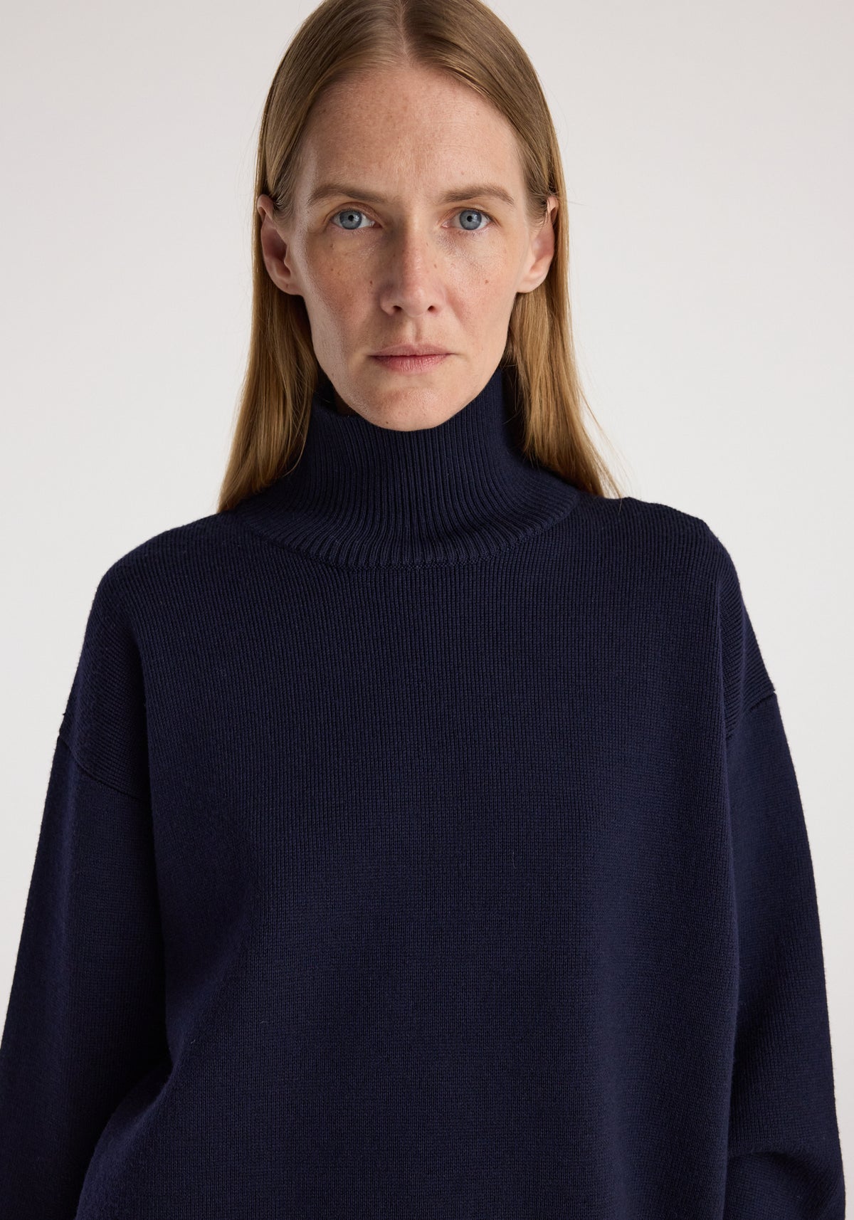 Sculptural compact turtleneck | navy