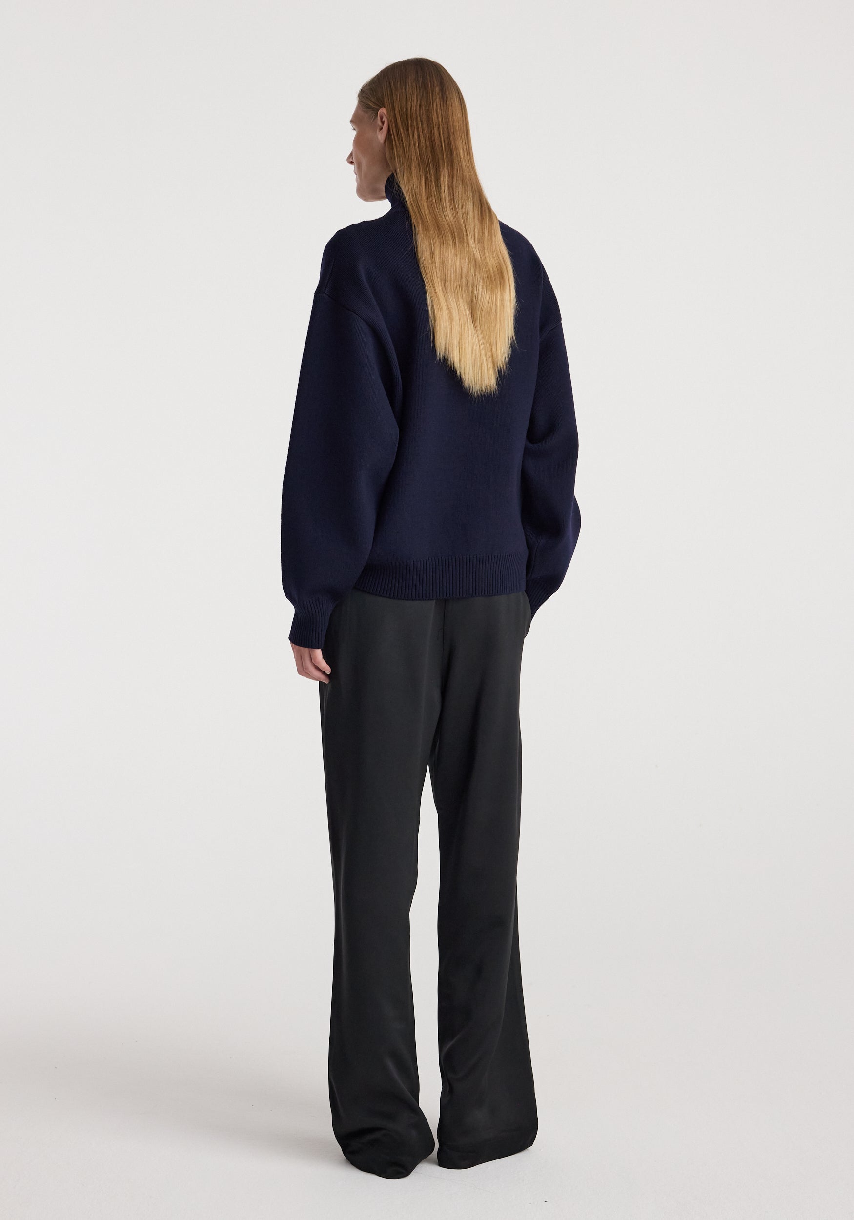 Sculptural compact turtleneck | navy