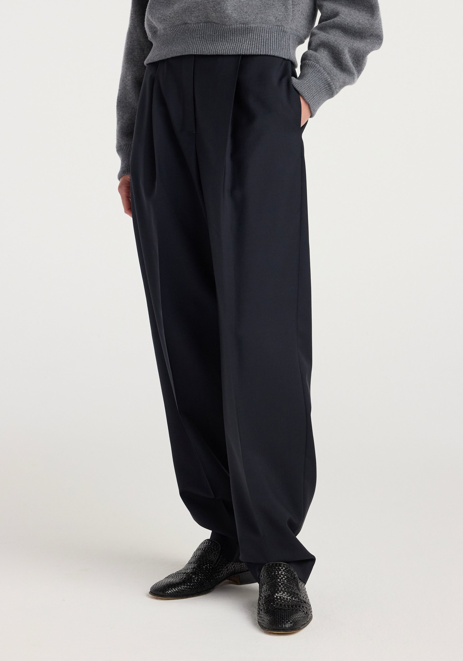 Daria - Single pleat tapered trousers | navy