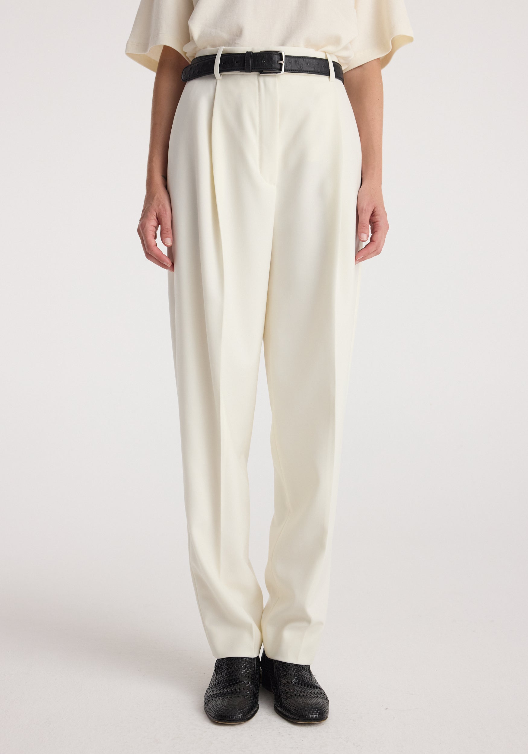 Daria - Single pleat tapered trousers | off white