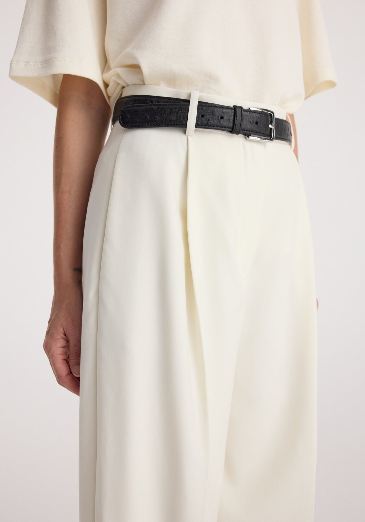 Daria - Single pleat tapered trousers | off white